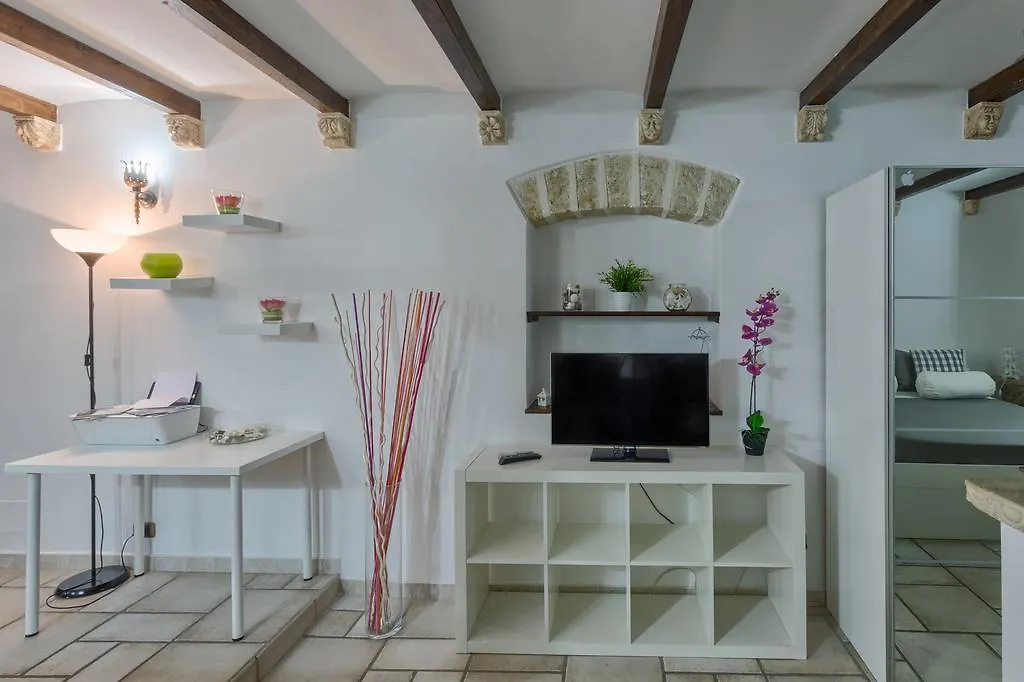 Due Passi Dal Borgo Antico Apartment Bari